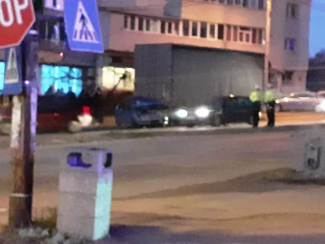 Maşinile care aşteptau la semaforul de pe strada Oituz din Slatina