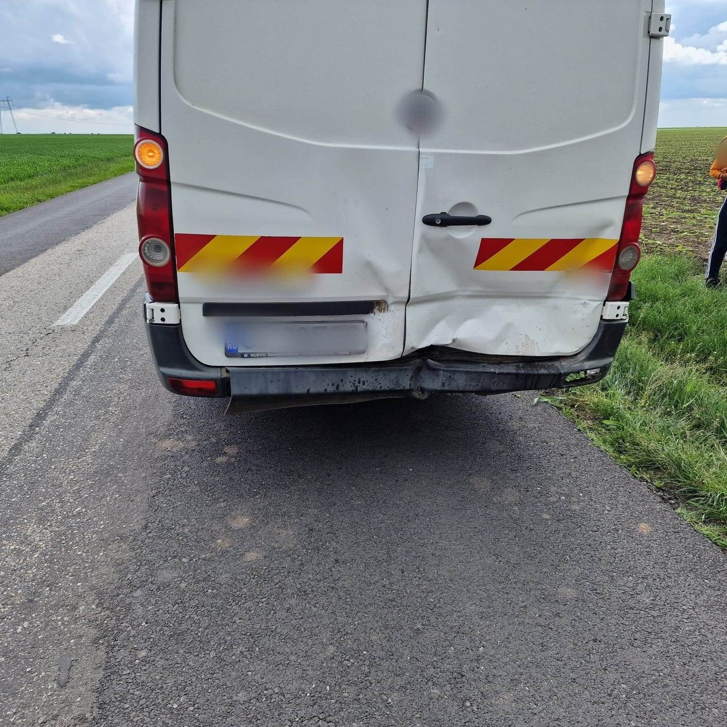 FOTO Impact între un microbuz şi un autoturism în Olt O persoană a