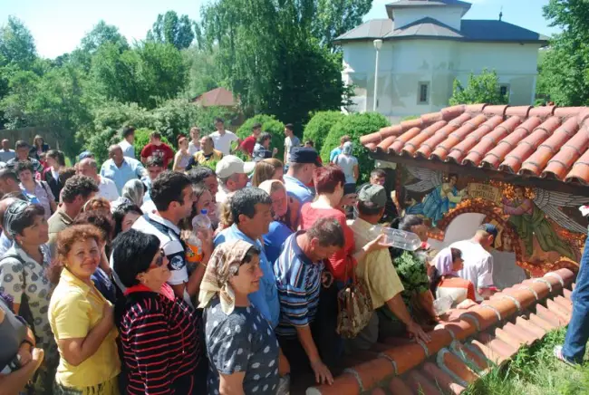 Foto Izvorul Tămăduirii de la Mănăstirea Brâncoveni, între credinţă şi bâlci