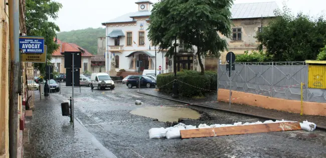 Foto FOTO&VIDEO. Strada Mihai Eminescu din Slatina, închisă după ce s-a surpat din cauza ploilor