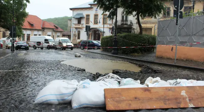 Foto FOTO&VIDEO. Strada Mihai Eminescu din Slatina, închisă după ce s-a surpat din cauza ploilor