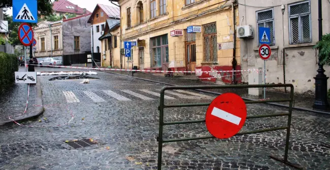 Foto FOTO&VIDEO. Strada Mihai Eminescu din Slatina, închisă după ce s-a surpat din cauza ploilor