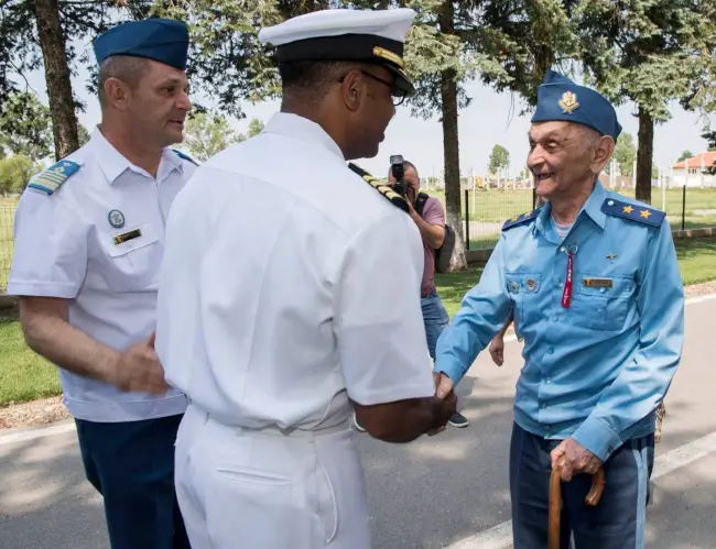 Foto FOTO. Ion Dobran, legenda aviaţiei române din Al Doilea Război Mondial, primit la Baza Deveselu. Aviatorul este celebru pentru doborârea de avioane americane