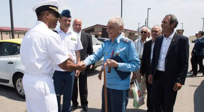 Foto FOTO. Ion Dobran, legenda aviaţiei române din Al Doilea Război Mondial, primit la Baza Deveselu. Aviatorul este celebru pentru doborârea de avioane americane