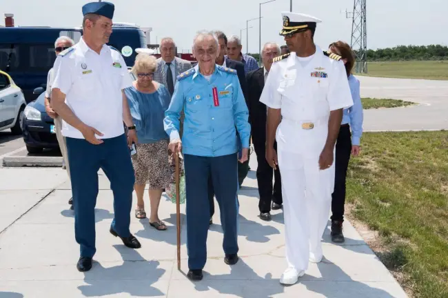 Foto FOTO. Ion Dobran, legenda aviaţiei române din Al Doilea Război Mondial, primit la Baza Deveselu. Aviatorul este celebru pentru doborârea de avioane americane