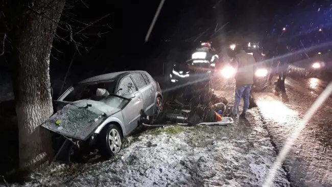 Foto FOTO: Patru persoane la spital, în urma unui accident la Grădinari. O maşină a lovit un pom