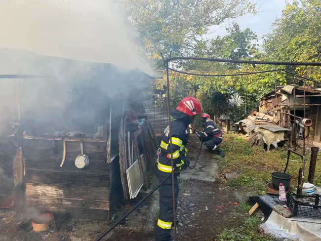 Foto VIDEO&FOTO.  O locuinţă, din Corabia, şi o anexă gospodărească, din Slatina, cuprinse de flăcări