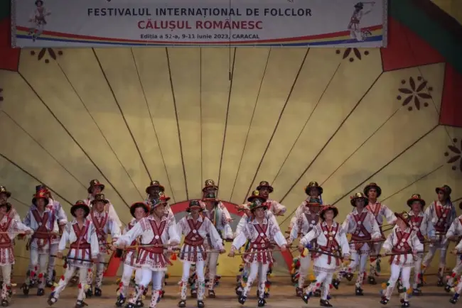 Foto Ceata de călușari din comuna Oporelu, câștigătoarea Festivalului Internațional de Folclor „Călușul Românesc”