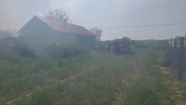 Foto Incendiu în comuna Brebeni. Au ars Trei tone de lemne şi o anexă gospodărească (VIDEO)