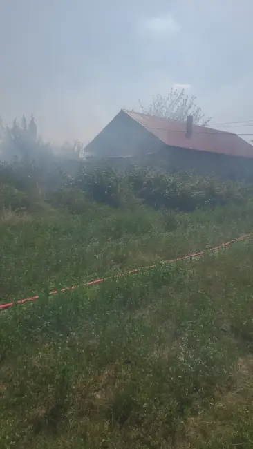 Foto Incendiu în comuna Brebeni. Au ars Trei tone de lemne şi o anexă gospodărească (VIDEO)