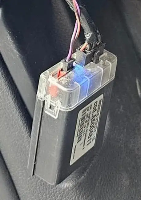 Foto DEZINFORMARE ca la carte: Dispozitivul găsit de prefect pe maşina sa este un banal senzor de parcare