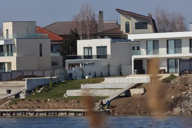Foto Cum răsare pe malul lacului Pantelimon palatul construit de Gigel Sorinel Ştirbu pentru fiul său. FOTO&VIDEO de ultimă oră