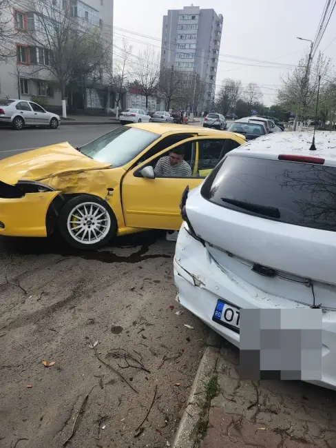 Foto Trei maşini implicate într-un accident, pe strada Primăverii