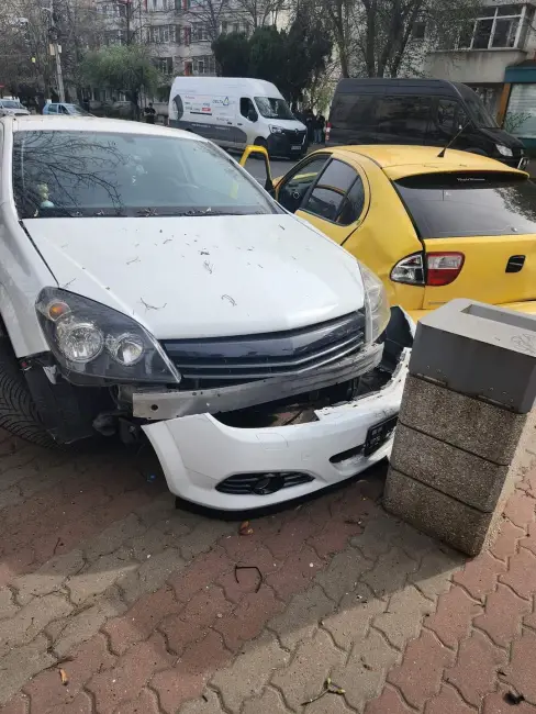 Foto Trei maşini implicate într-un accident, pe strada Primăverii