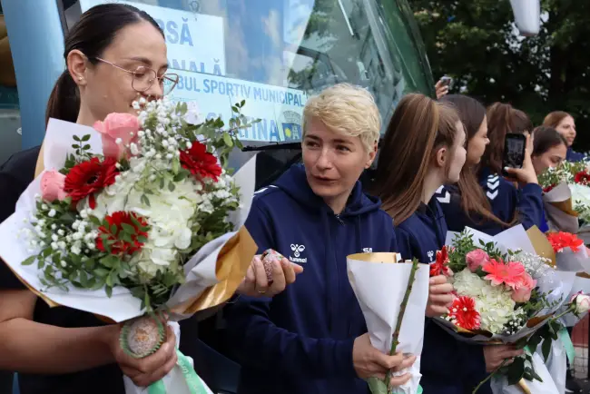 Foto FOTO&VIDEO. Handbalistele slătinene primite cu căldură, aplauze şi flori, după promovarea de la Iaşi