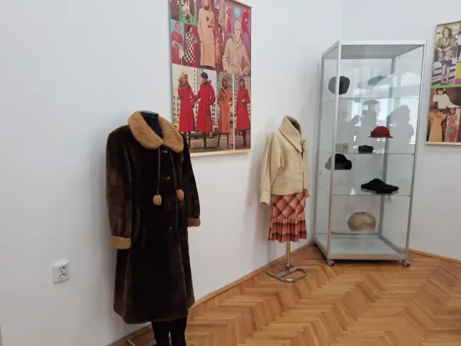 Foto Călătorie în timp prin moda comunistă: Expoziție la Muzeul Județean Olt (FOTO)