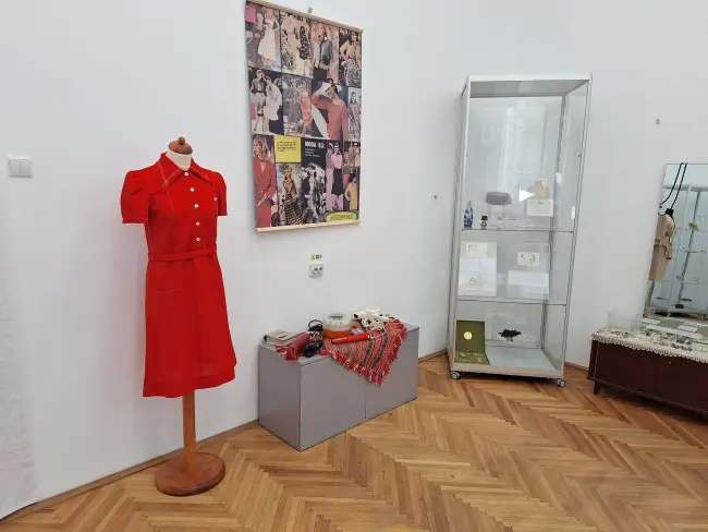 Foto Călătorie în timp prin moda comunistă: Expoziție la Muzeul Județean Olt (FOTO)