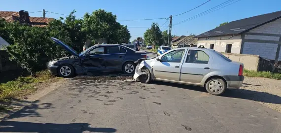 Foto Accident cu două autoturisme, la Tia Mare. O tânără a ajuns la Spitalul Corabia