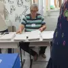 Foto Un preşedinte de secţie de votare, fost coleg de clasă cu candidatul PNL Slatina, a distribuit unor alegători câte trei buletine de vot