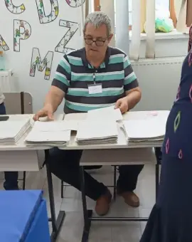 Foto Un preşedinte de secţie de votare, fost coleg de clasă cu candidatul PNL Slatina, a distribuit unor alegători câte trei buletine de vot