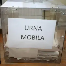 Foto 10 persoane din arestul IPJ Olt votează cu ajutorul urnei mobile