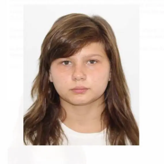 Foto Copilă de 16 ani, din Mihăeşti, dată dispărută de mama sa. Fata a plecat noaptea trecută şi nu s-a mai întors acasă