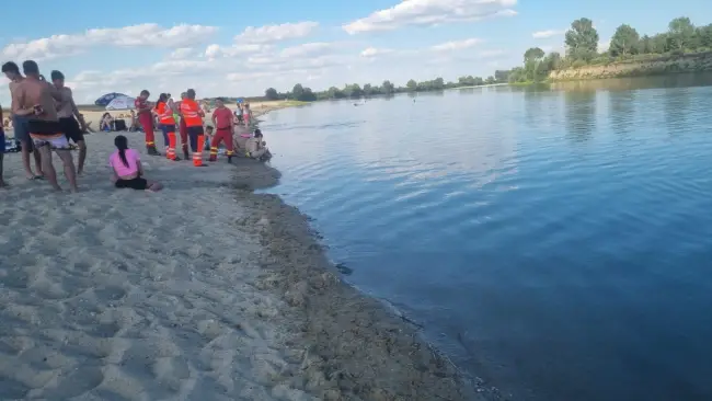 Foto ISU Olt, intervenţie în Teleorman, după ce un tânăr s-a înecat în râul Olt