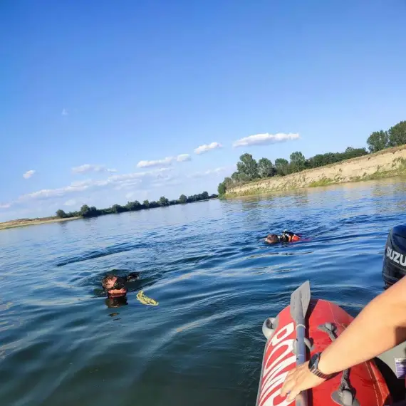Foto ISU Olt, intervenţie în Teleorman, după ce un tânăr s-a înecat în râul Olt