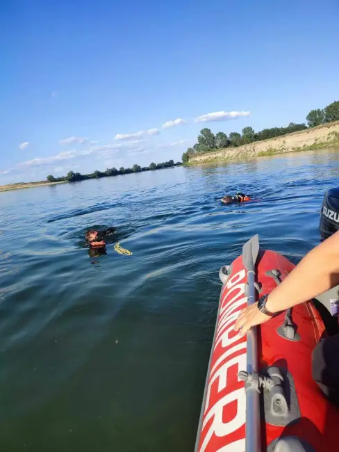 Foto ISU Olt, intervenţie în Teleorman, după ce un tânăr s-a înecat în râul Olt