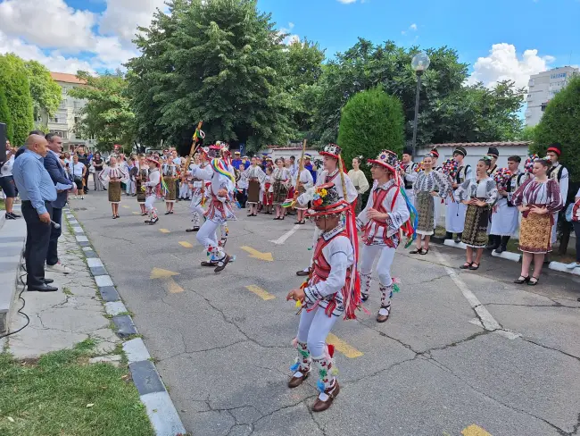 Foto Festivalul „Călușul Românesc” adună mii de participanți la Slatina pentru a 24-a ediție (FOTO&VIDEO)