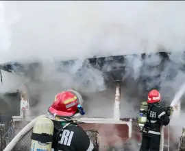 Foto Două gospodării cuprinse de un incendiu, la Schitu