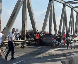Foto Accident în Slatina, pe podul Olt. O tânără şoferiţă a fost transportată la spital