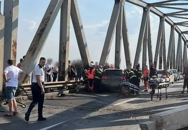 Foto Accident în Slatina, pe podul Olt. O tânără şoferiţă a fost transportată la spital