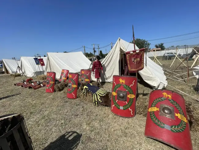 Foto Programul Romula Fest. Cucerirea Cetăţii Dacice, târg de sclavi, dansuri antice, atracţiile festivalului de la Reşca-Dobrosloveni