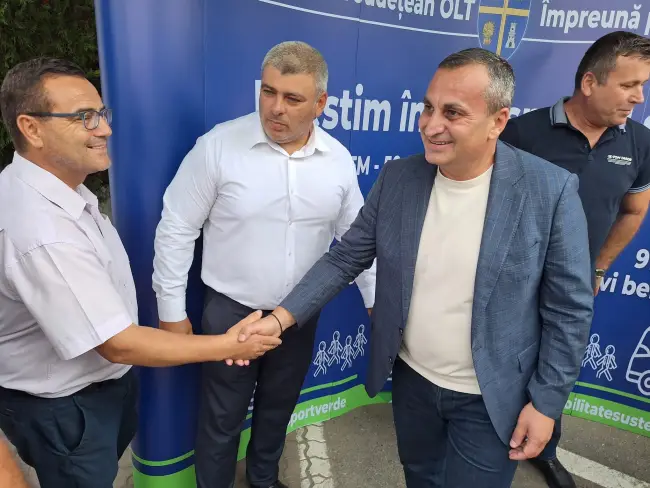 Foto Primele cinci microbuze electrice pentru transportul şcolar, achiziţionate de CJ Olt, predate primăriilor (FOTO)