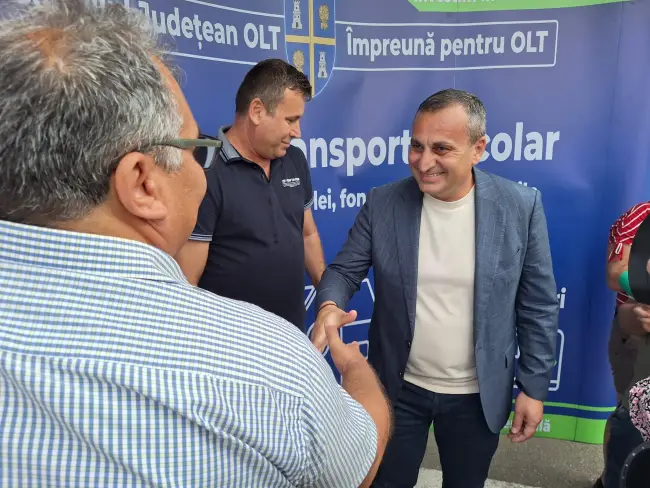 Foto Primele cinci microbuze electrice pentru transportul şcolar, achiziţionate de CJ Olt, predate primăriilor (FOTO)