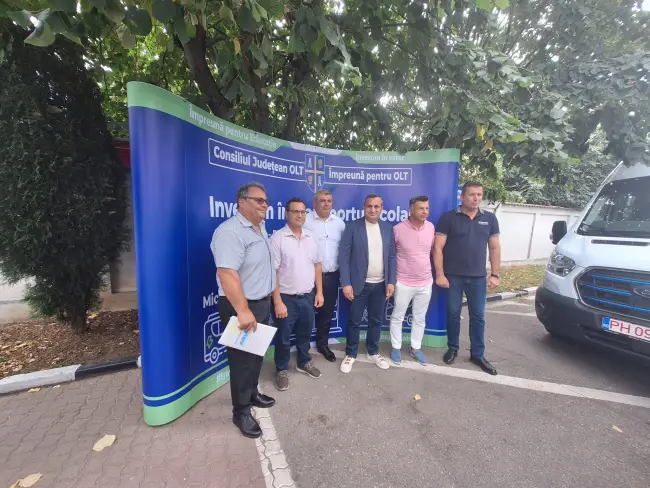 Foto Primele cinci microbuze electrice pentru transportul şcolar, achiziţionate de CJ Olt, predate primăriilor (FOTO)