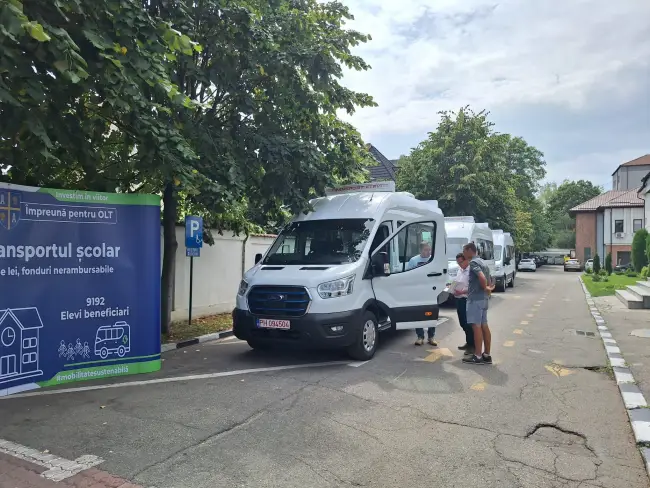 Foto Primele cinci microbuze electrice pentru transportul şcolar, achiziţionate de CJ Olt, predate primăriilor (FOTO)