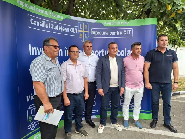 Foto Primele cinci microbuze electrice pentru transportul şcolar, achiziţionate de CJ Olt, predate primăriilor (FOTO)