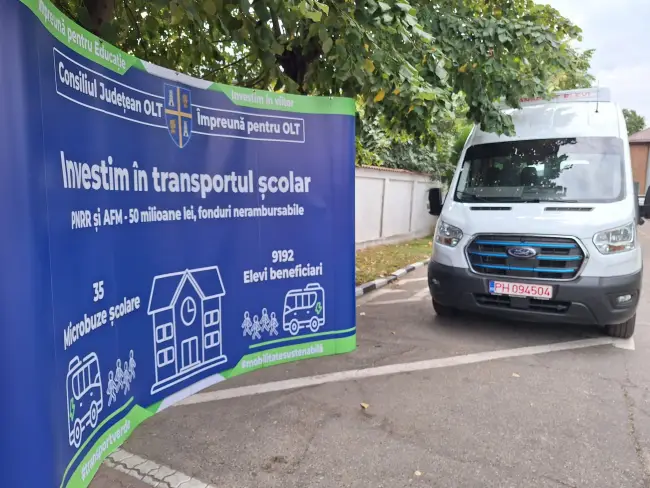 Foto Primele cinci microbuze electrice pentru transportul şcolar, achiziţionate de CJ Olt, predate primăriilor (FOTO)