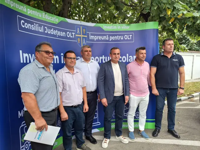 Foto Primele cinci microbuze electrice pentru transportul şcolar, achiziţionate de CJ Olt, predate primăriilor (FOTO)