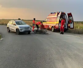 Foto Accident mortal la Fălcoiu: Mopedist în vârstă de 80 de ani, fără permis, decedat după coliziunea cu un autoturism