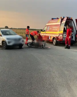 Foto Accident mortal la Fălcoiu: Mopedist în vârstă de 80 de ani, fără permis, decedat după coliziunea cu un autoturism