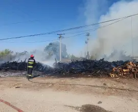 Foto Intervenție de urgență în Slatina: Un incendiu puternic declanșat de cabluri de înaltă tensiune distruge 50 de tone de lemne