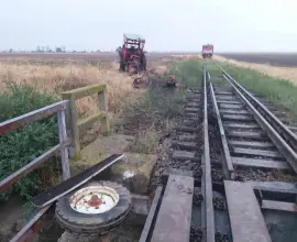 Foto Accident feroviar la Corabia. Tractor acroşat de un tren ce circula pe ruta Caracal-Corabia