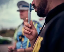 Foto Închisoare pentru trafic de droguri în cazul unui tânăr din Slatina. Partenerul său de „afaceri” a murit după ce a înghiţit un plic cu cocaină, în timpul unui control rutier