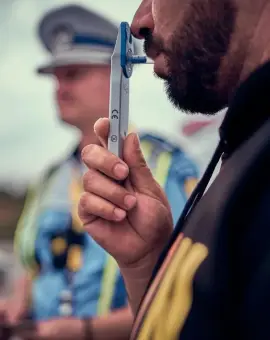 Foto Închisoare pentru trafic de droguri în cazul unui tânăr din Slatina. Partenerul său de „afaceri” a murit după ce a înghiţit un plic cu cocaină, în timpul unui control rutier