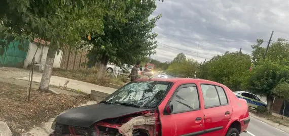 Foto Două persoane rănite, într-un accident rutier produs la Brebeni