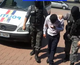 Foto Tânăr suspect de furt, prins în Brebeni după ce s-a încuiat într-o casă