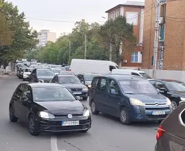 Foto Trafic paralizat în Slatina. Blocaj total după închiderea bulevardului A.I. Cuza (VIDEO)